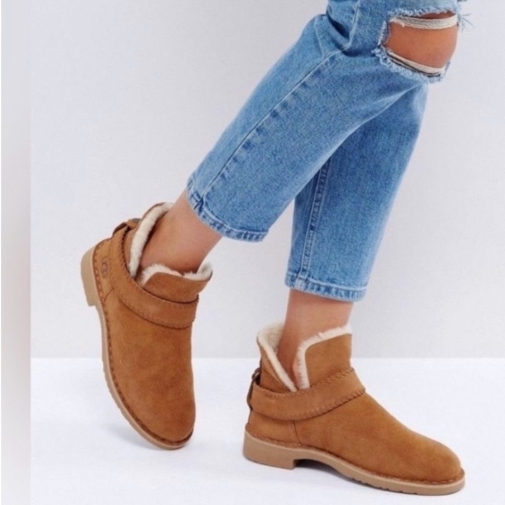 UGG Women’s  McKay Style Ankle Boot Tan Suede. Pure Wool Insole. Size 9.